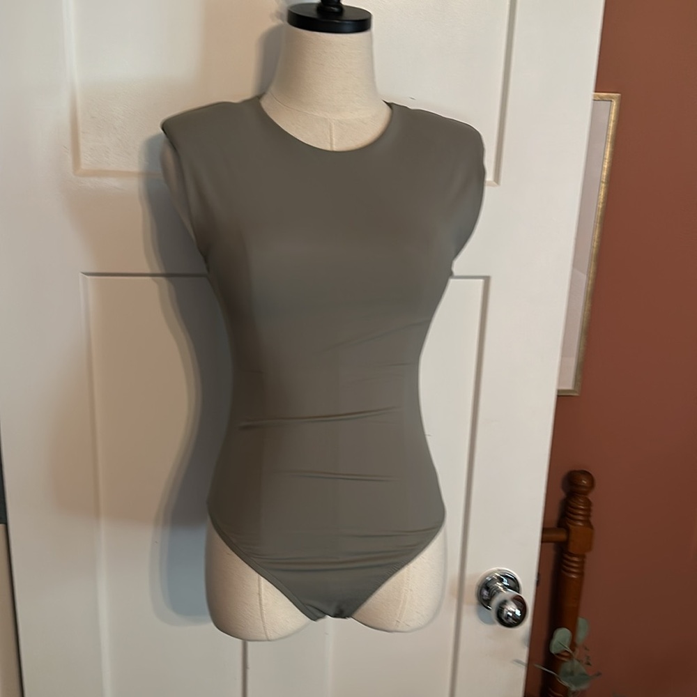 Zara olive gray shoulder pads S sleeveless lined fitted snaps bodysuit - Picture 4 of 12